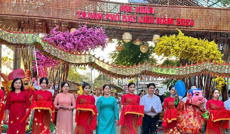 Đại diện Thường trực Tỉnh ủy, Ủy ban nhân dân tỉnh và thành phố Bạc Liêu cắt băng khai mạc Hội Xuân. (Ảnh: TRỌNG DUY)