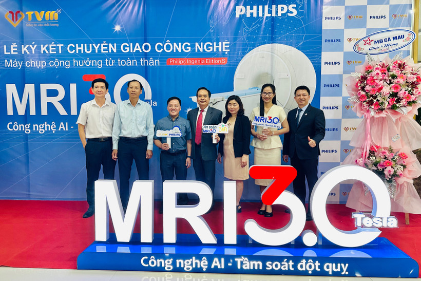 Đại diện lãnh đạo tỉnh Bạc Liêu và Bệnh viện Đa khoa Thanh Vũ Medic Bạc Liêu tại lễ ra mắt đưa vào sử dụng hệ thống MRI 3.0 Tesla công nghệ AI (Ảnh: TRỌNG DUY)