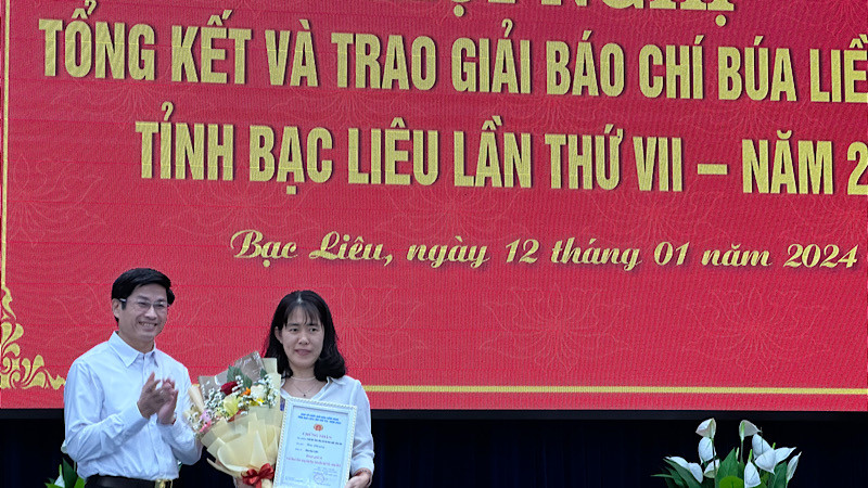 Đồng chí Tạ Trung Dũng, Trưởng Ban Tuyên giáo Tỉnh ủy Bạc Liêu trao giải Nhất cho tác giả Kim Phượng (phóng viên Báo Bạc Liêu) đoạt giải báo chí "Búa liềm vàng" của tỉnh năm 2023. (Ảnh: TRỌNG DUY)