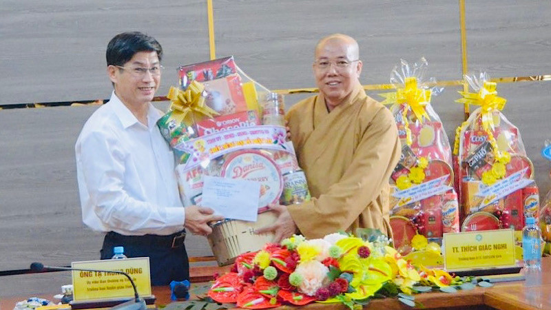 Đồng chí Tạ Trung Dũng, Thường trực Tỉnh ủy, Trưởng Ban Tuyên giáo Tỉnh ủy Bạc Liêu, tặng quà chúc mừng Ban Trị sự Giáo hội Phật giáo Việt Nam tỉnh Bạc Liêu, nhân dịp Đại lễ Phật đản 2024.