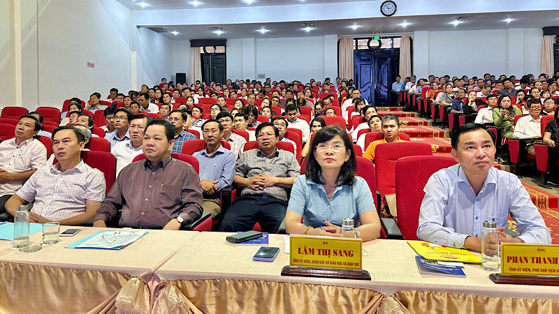 Lãnh đạo tỉnh Bạc Liêu và các đại biểu dự hội thảo về chuyển đổi số trong các trường học. Ảnh: TRỌNG DUY.