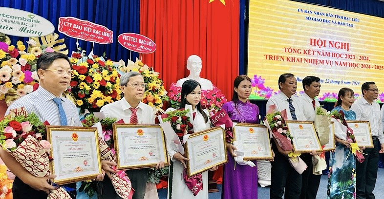Các đơn vị trong ngành giáo dục-đào tạo Bạc Liêu có thành tích xuất sắc được Ủy ban nhân tỉnh trao tặng bằng khen. (Ảnh: TRỌNG DUY)