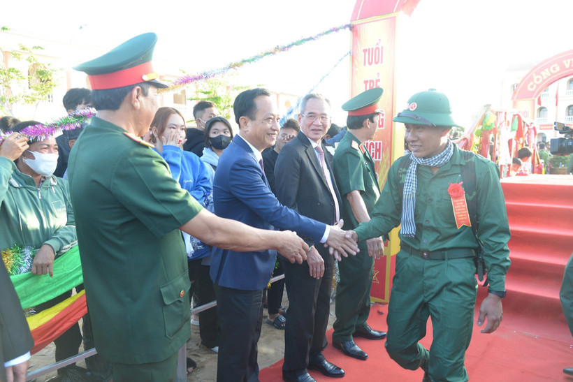 Các đồng chí lãnh đạo chủ chốt tỉnh Bạc Liêu tiễn đưa các thanh niên lên đường nhập ngũ.