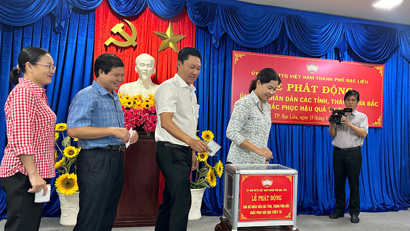 Các đồng chí trong Thường trực Thành ủy Bạc Liêu (tỉnh Bạc Liêu) gương mẫu đi đầu trong việc đóng góp ủng hộ nhân dân các tỉnh miền bắc bị thiệt hại nặng nề do thiên tai. (Ảnh: TRỌNG DUY)