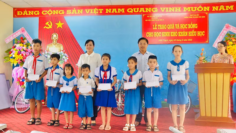 Các đồng chí Đỗ Ái Lam, Phó Chủ tịch Ủy ban nhân dân thành phố Bạc Liêu (nữ) và Trưởng phòng Giáo dục và Đào tạo thành phố Bạc Liêu Trần Bằng Phi trao quà, học bổng các em học sinh khó khăn, hiếu học.