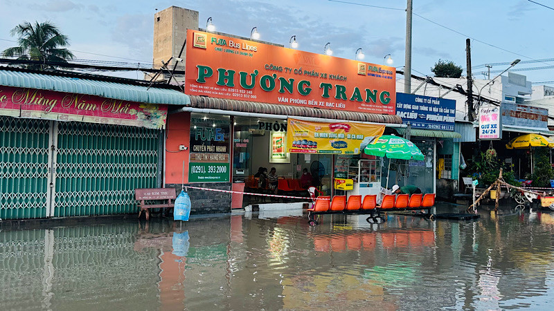 Khu vực nhà xe Phương Trang (trong bến xe Bạc Liêu) thường xuyên ngập sâu, nhiều hôm hành khách phải xắn quần... đến bẹn để mua vé xe ô-tô. (Ảnh: TRỌNG DUY)
