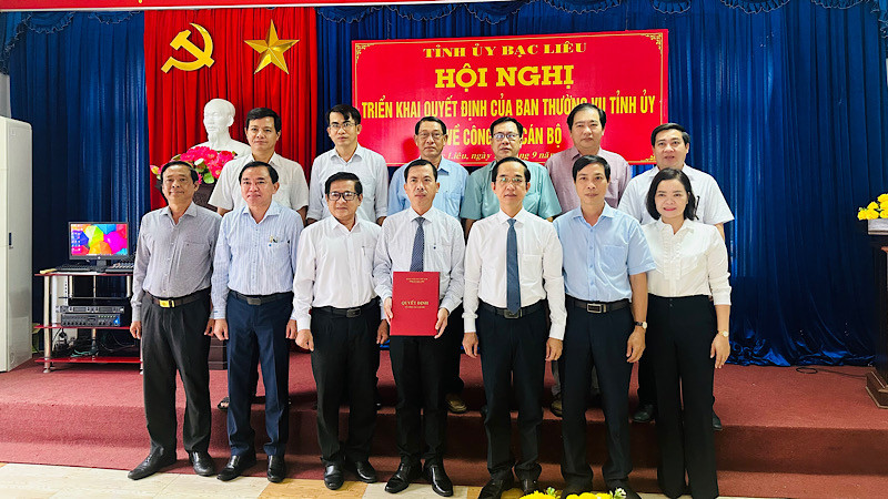 Trưởng Ban Tổ chức Tỉnh ủy Bạc Liêu Hồ Thanh Thủy (thứ ba từ phải sang trái) trao quyết định của Ban Thường vụ Tỉnh ủy Bạc Liêu cho đồng chí Dương Quốc Nhẫn giữ chức Phó ban Tổ chức Tỉnh ủy. (Ảnh: TRỌNG DUY)