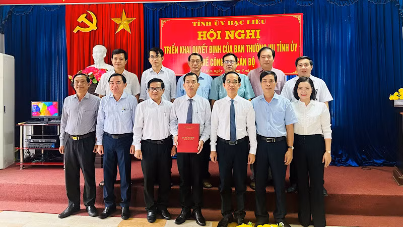 Trưởng Ban Tổ chức Tỉnh ủy Bạc Liêu Hồ Thanh Thủy (thứ ba từ phải sang trái) trao quyết định của Ban Thường vụ Tỉnh ủy Bạc Liêu cho đồng chí Dương Quốc Nhẫn giữ chức Phó ban Tổ chức Tỉnh ủy. (Ảnh: TRỌNG DUY)