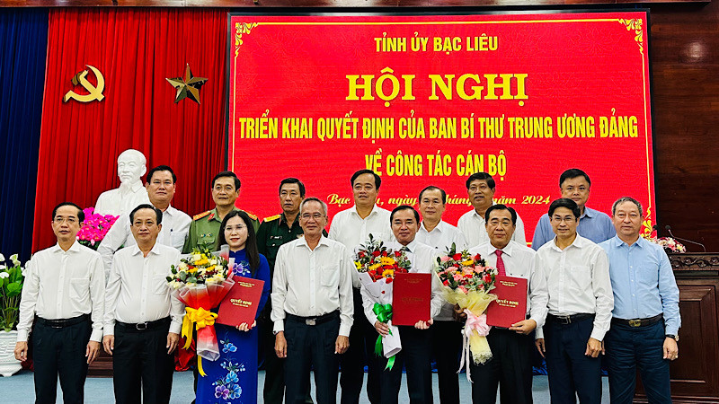 Các đồng chí trong Ban Thường vụ Tỉnh ủy Bạc Liêu mừng 3 đồng chí vừa nhận Quyết định của Ban Bí thư bổ sung vào Ban Thường vụ, Ban Chấp hành Đảng bộ tỉnh, nhiệm kỳ 2020-2025. Ảnh: TRỌNG DUY