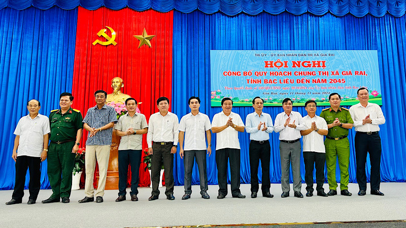 Các đồng chí lãnh đạo tỉnh Bạc Liêu và thị xã Giá Rai tại lễ công bố quy hoạch chung thị xã Giá Rai. Ảnh: TRỌNG DUY