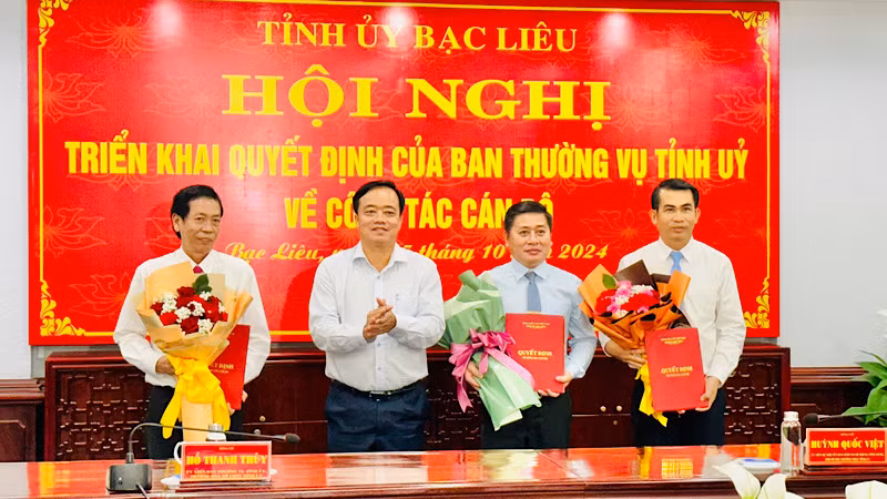 Đồng chí Huỳnh Quốc Việt, Phó Bí thư Thường trực Tỉnh ủy Bạc Liêu trao quyết định của Ban Thường vụ Tỉnh ủy cho các đồng chí được đề bạt, bổ nhiệm và bổ nhiệm lại. (Ảnh: TRỌNG DUY)