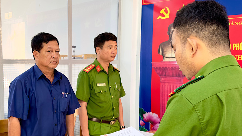 Cơ quan cảnh sát điều tra Công an tỉnh Bạc Liêu tống đạt quyết định khởi tố bị can, lệnh bắt đối với Ngô Văn Hà. (Ảnh: TRỌNG NGUYỄN)