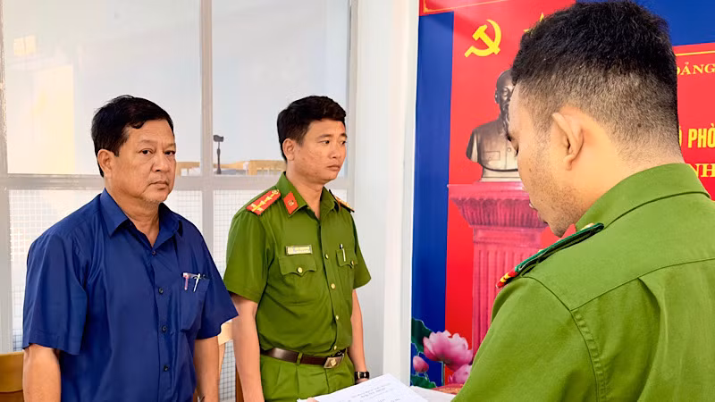 Cơ quan cảnh sát điều tra Công an tỉnh Bạc Liêu tống đạt quyết định khởi tố bị can, lệnh bắt đối với Ngô Văn Hà. (Ảnh: TRỌNG NGUYỄN)