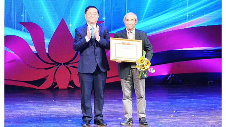 GS Mã Giang Lân nhận giải A 2023 của Hội đồng Lý luận, phê bình văn học, nghệ thuật Trung ương. 