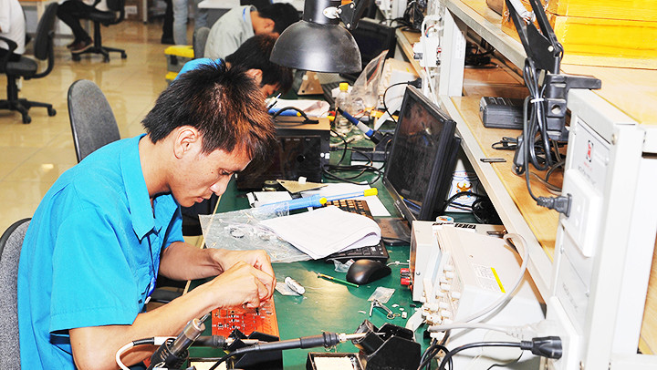 Đào tạo ngành điện tử tại Trường cao đẳng nghề công nghệ cao Hà Nội. Ảnh: ANH HẢI