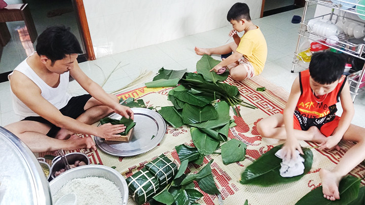 Gìn giữ truyền thống gói bánh chưng trong gia đình.