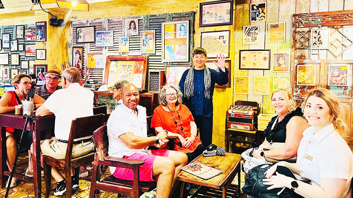 Nhiều người tìm đến không gian lưu giữ Sài Gòn xưa của ông Huỳnh Minh Hiệp.