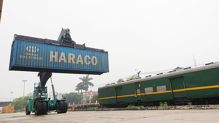 Vận chuyển hàng hóa khối lượng lớn là một trong những lợi thế của đường sắt.