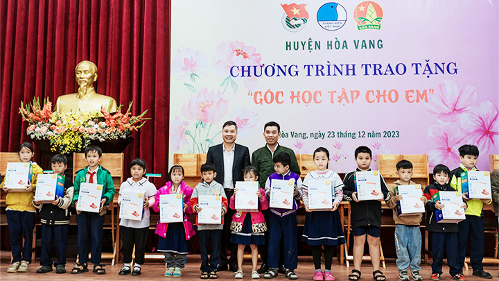 Tặng “Góc học tập cho em” giúp ươm mầm tương lai cho học sinh khó khăn.