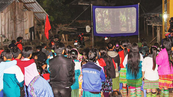 Chiếu phim lưu động phục vụ người dân ở vùng cao.