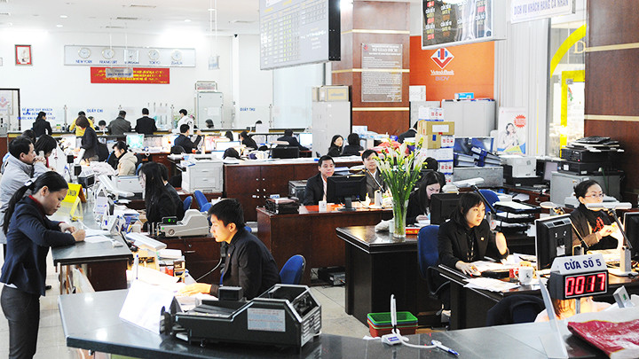 Ngân hàng là nhóm ngành dẫn đầu, chiếm 51,6% tổng giá trị mua lại trái phiếu trước hạn. Ảnh: NGUYỆT ANH