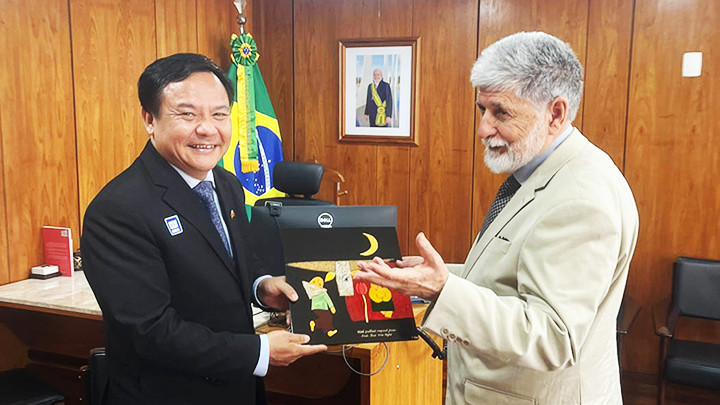 Đại sứ Bùi Văn Nghị tặng bạn hữu nước ngoài món quà mang bản sắc dân tộc.