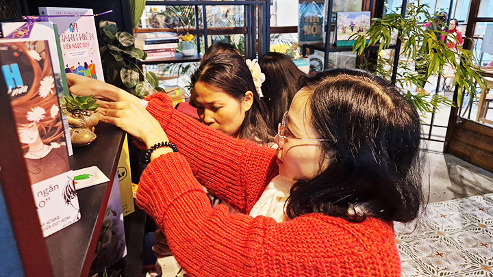 Các tình nguyện viên nhiệt tình trong sự kiện ra mắt Tủ sách Việt ở Brussels.