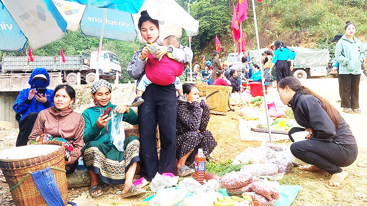 Đồng bào dân tộc thiểu số ở Dân Hóa bày bán sản vật của bản làng.