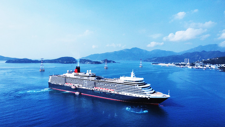 Tàu du lịch quốc tế đến vịnh Nha Trang.