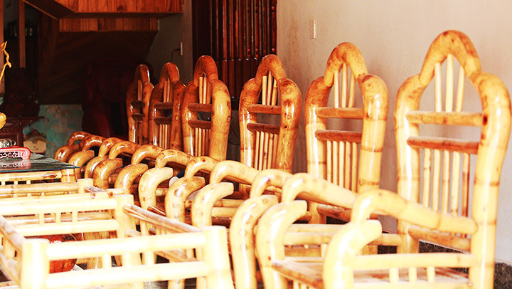 Bàn ghế gốc tre óng ánh sắc vàng.