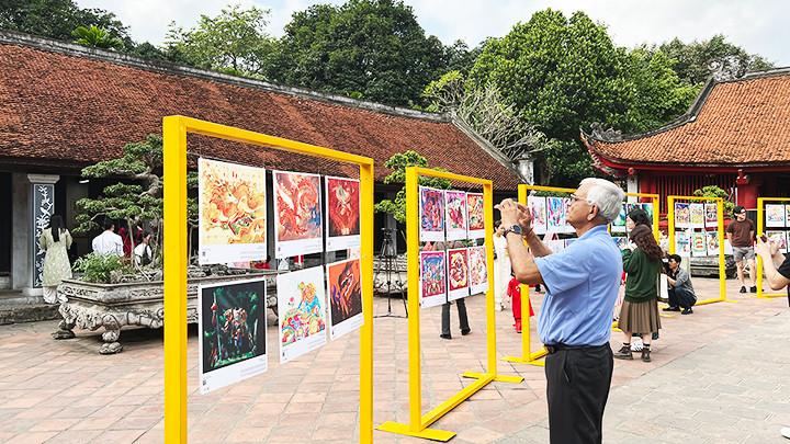 Du khách tham quan triển lãm tại Văn Miếu - Quốc Tử Giám.