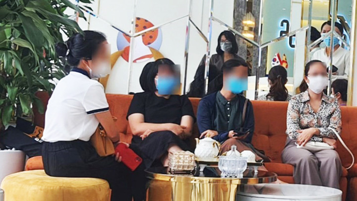 Một số khách hàng đến cơ sở thẩm mỹ (chưa có giấy phép) chờ đợi tư vấn. Ảnh: TTXVN