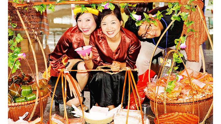 Tái hiện phiên chợ Tết quê. Ảnh: NAM ANH