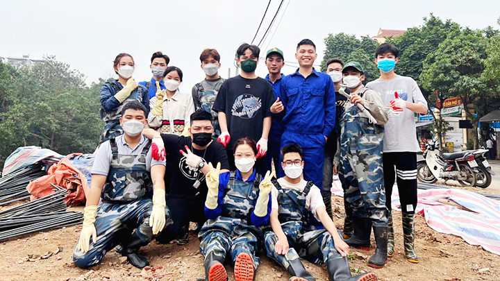 Nguyễn Tiến Huy (áo xanh) và các tình nguyện viên của Hà Nội Xanh chuẩn bị xuống kênh vớt rác.