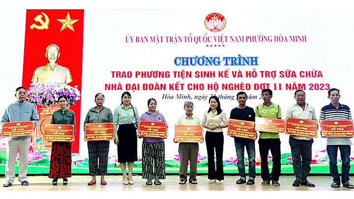 Trao phương tiện sinh kế và hỗ trợ sửa chữa nhà đại đoàn kết cho hộ nghèo phường Hòa Minh.