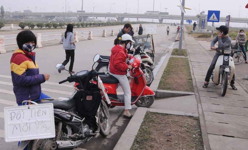 Điểm đổi tiền mới tại khu công nghiệp Bắc Thăng Long. Ảnh: HẢI NGUYỄN