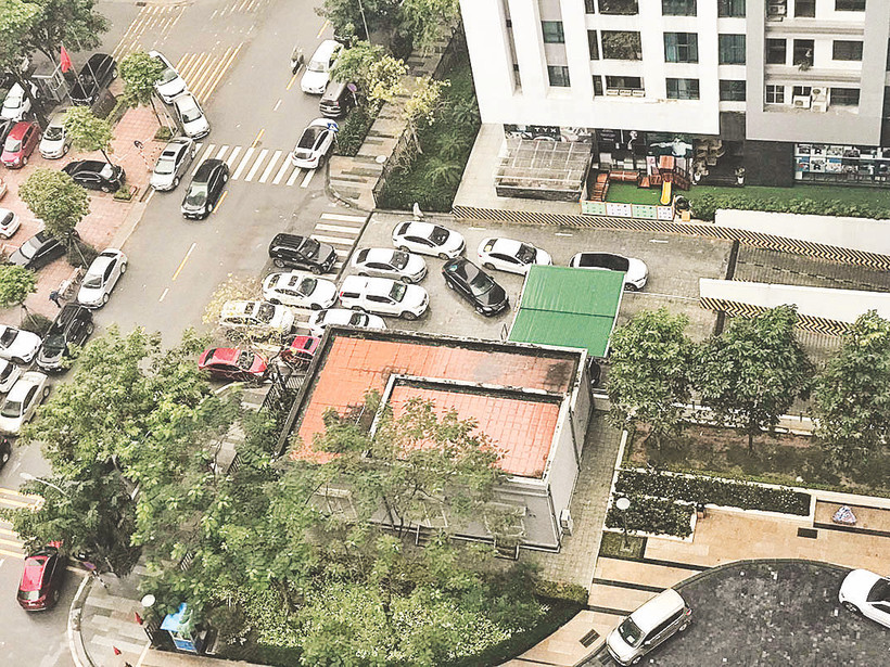 Xe đỗ ngoài cửa hầm ô-tô R3 đến tận sáng 14/1.