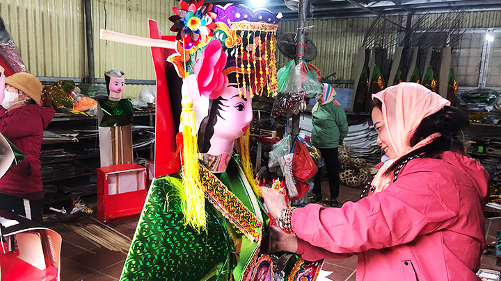 Chuẩn bị sản phẩm hàng mã ở làng Phúc Am. 