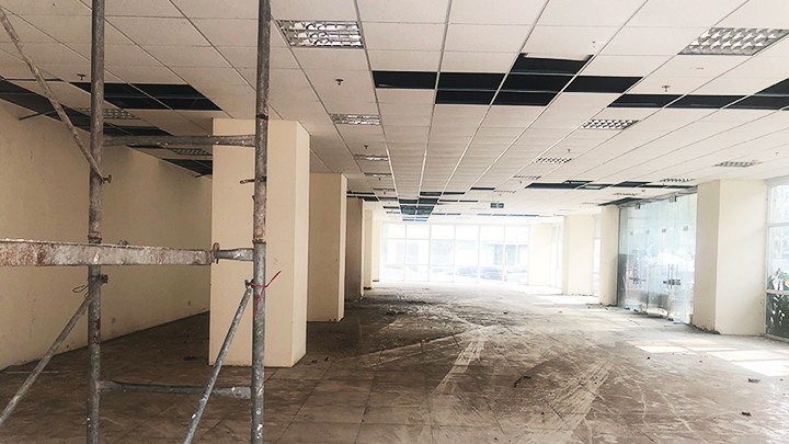 Khu dịch vụ công cộng của chung cư bị bỏ hoang xuống cấp vì chủ đầu tư không bàn giao.