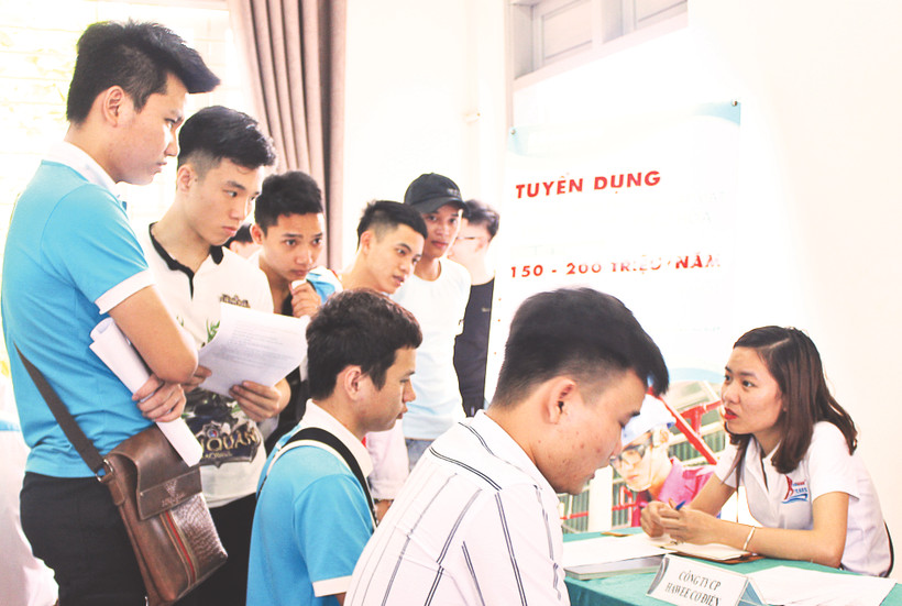 Các doanh nghiệp tuyển dụng lao động tại Trường cao đẳng Cơ điện Hà Nội. Ảnh: BẮC SƠN