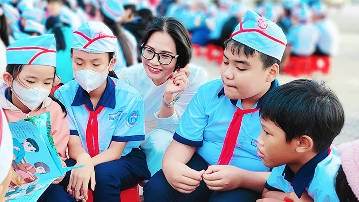 Nhà văn Phương Huyền giao lưu cùng học sinh.