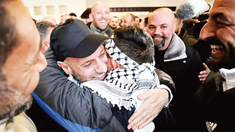 Người thân chào đón những người Palestine được phóng thích. (Ảnh TÂN HOA XÃ) 