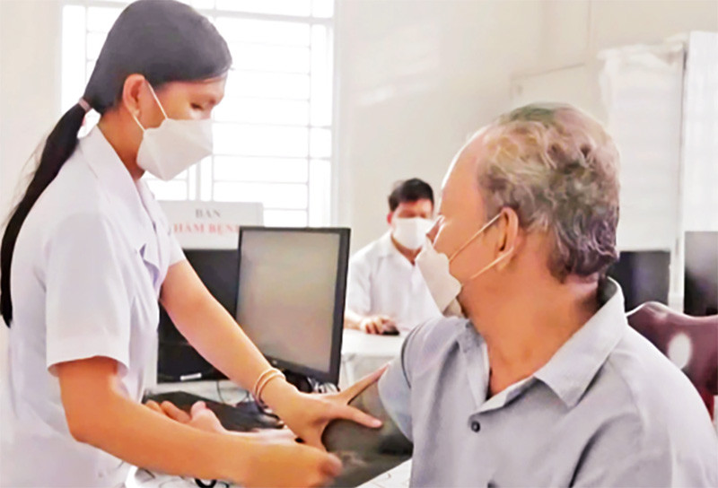 Người dân Cần Thơ khám bệnh tại một trung tâm y tế trên địa bàn. 