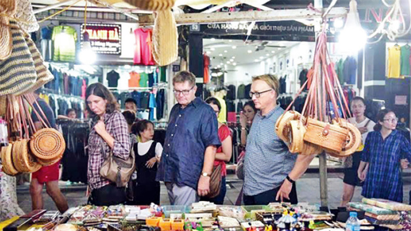 Lễ hội mùa xuân là khoảng thời gian nhiều địa phương thu hút đông đảo khách du lịch. 