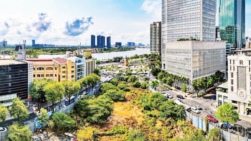 Khu đất tại địa chỉ số 2-4-6 Hai Bà Trưng, Quận 1, Thành phố Hồ Chí Minh bị bỏ hoang trong nhiều năm qua. (Ảnh DUY ANH)