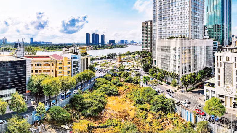 Khu đất tại địa chỉ số 2-4-6 Hai Bà Trưng, Quận 1, Thành phố Hồ Chí Minh bị bỏ hoang trong nhiều năm qua. (Ảnh DUY ANH)