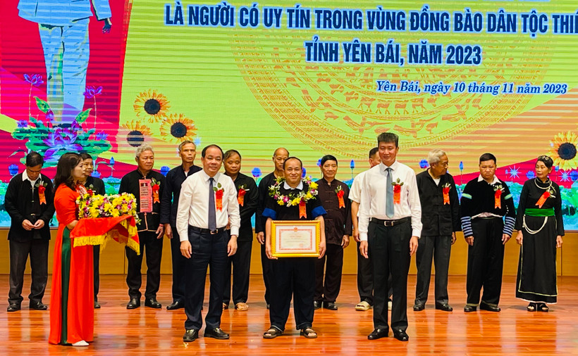 Lãnh đạo tỉnh Yên Bái trao thưởng người có thành tích là đồng bào dân tộc thiểu số.