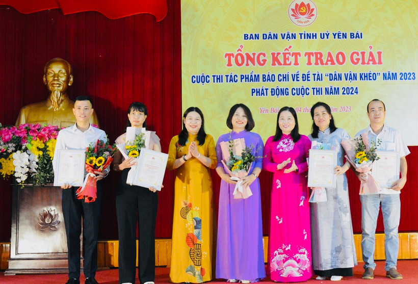Các tác giả đạt giải tại cuộc thi.