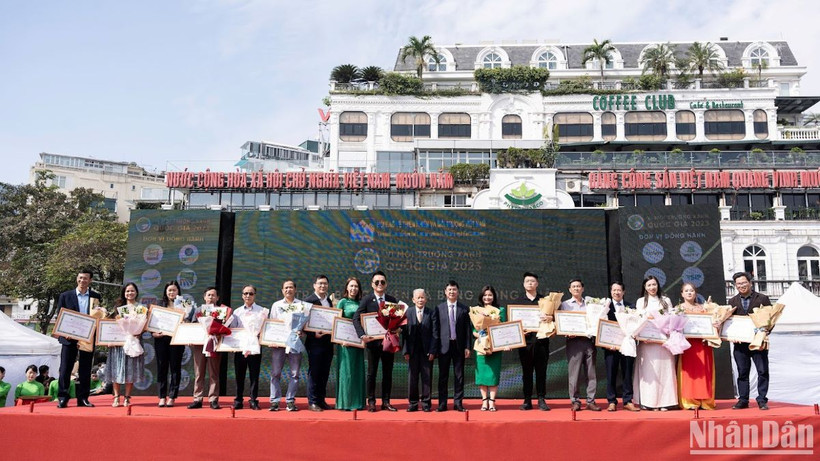 Trao Bằng công nhận “Vì môi trường xanh quốc gia 2023” cho các doanh nghiệp tiêu biểu có những đóng góp tích cực trong công tác bảo vệ môi trường.