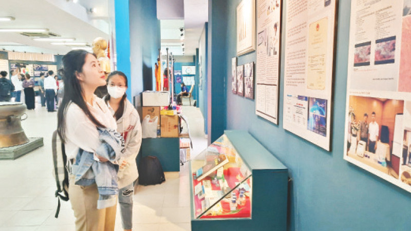 Sinh viên Đại học Quốc gia Thành phố Hồ Chí Minh tham quan Phòng trưng bày thực tại mở rộng “Không gian văn hóa Hồ Chí Minh”. 